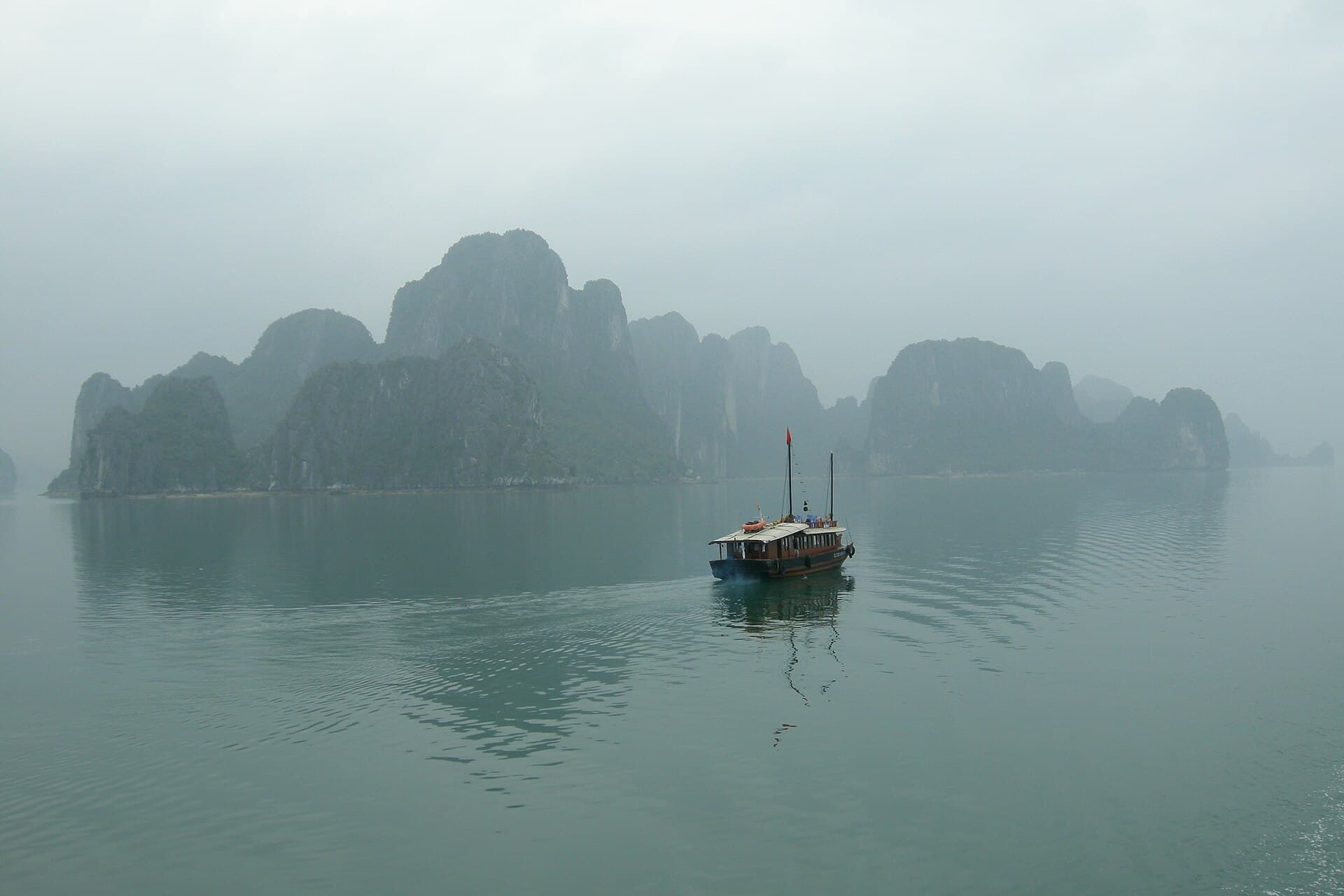 Thuyền buồm trên Vịnh Hạ Long, Quảng Ninh giữa các đảo đá
